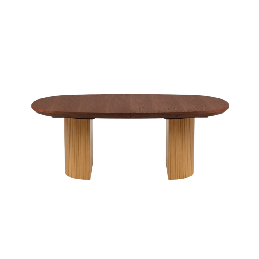 Nido extendable wooden dining table with natural legs
