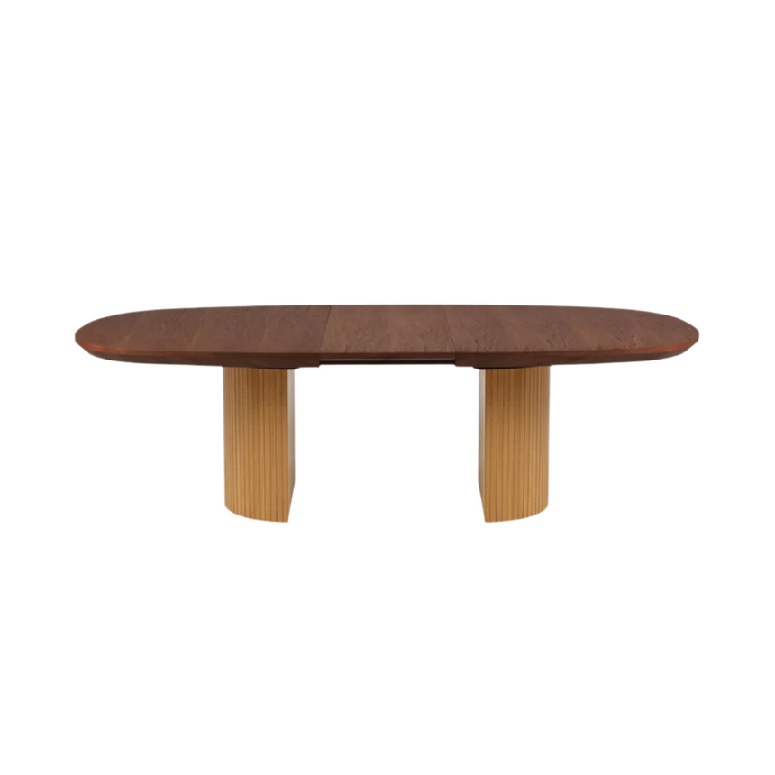 Nido extendable wooden dining table with natural legs