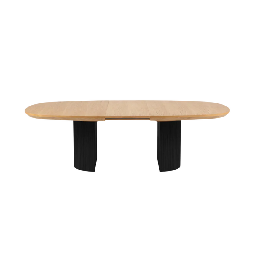 Nido extendable wooden dining table with black legs
