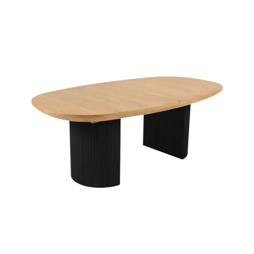 Nido extendable wooden dining table with black legs