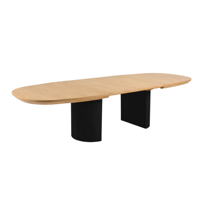 Nido extendable wooden dining table with black legs