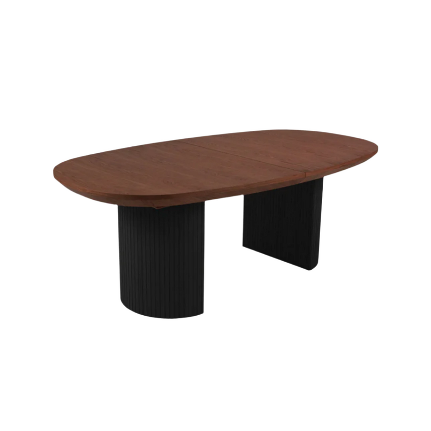 Nido extendable wooden dining table with black legs