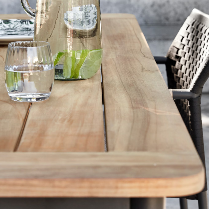 Elle fa kerti étkezőasztal