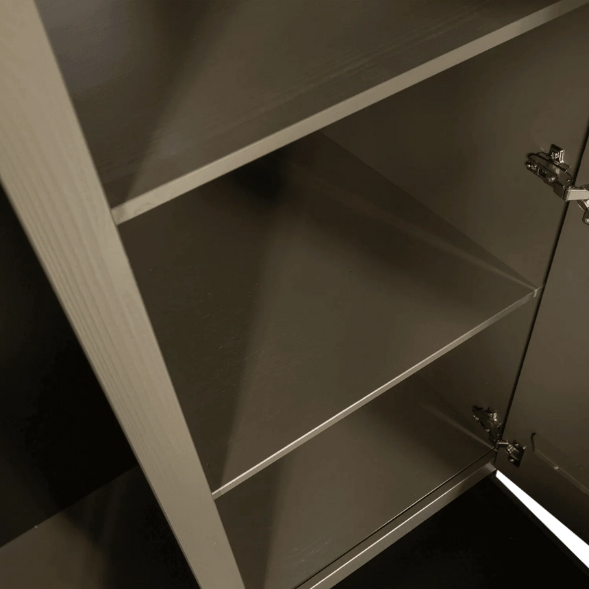 Alfie fa kabinet 107