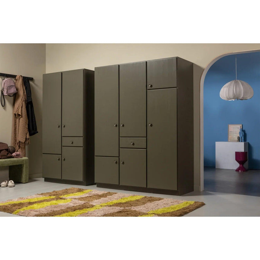 Alfie fa kabinet 107