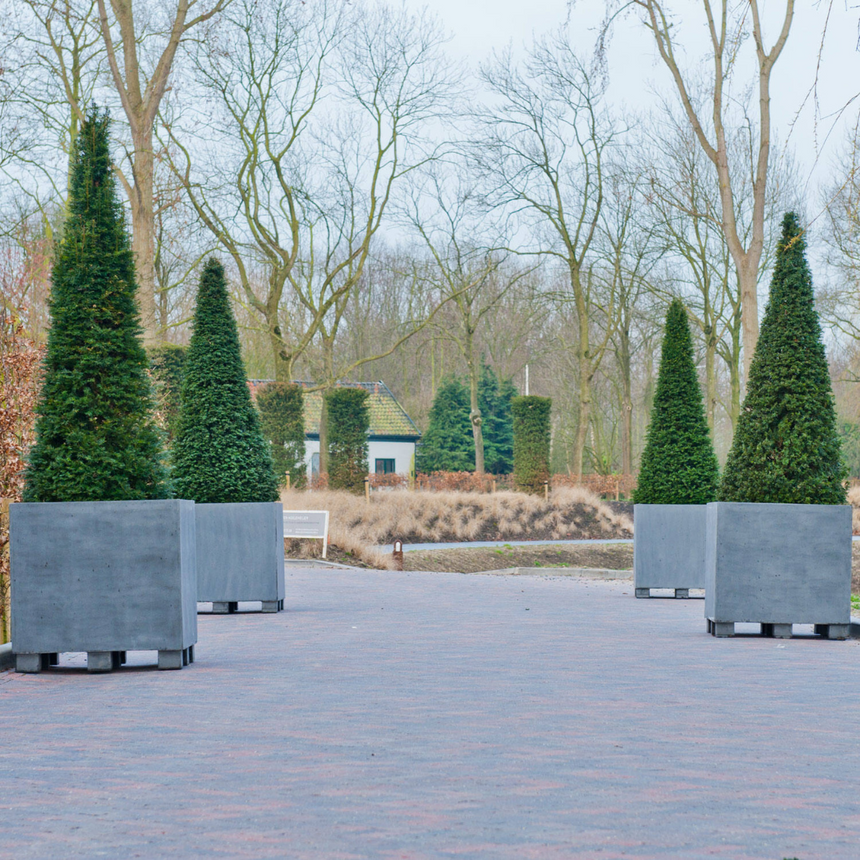 Jumbo Feet stone planter 90x90