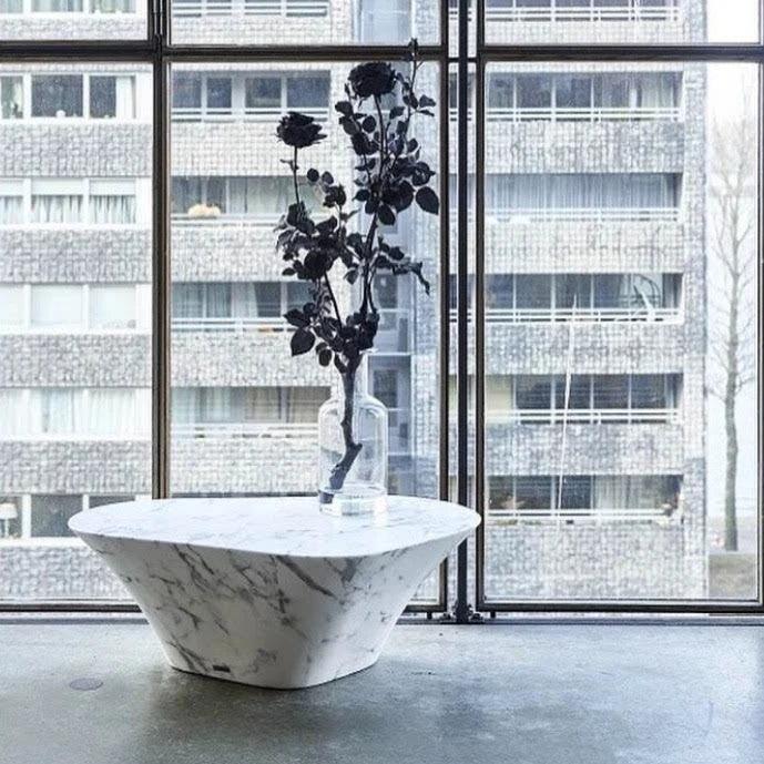 Oval márvány dohányzóasztal