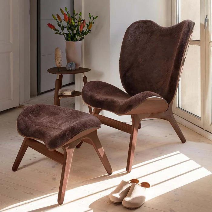 A Conversation Piece műszőrme magas fotel sötét kerettel