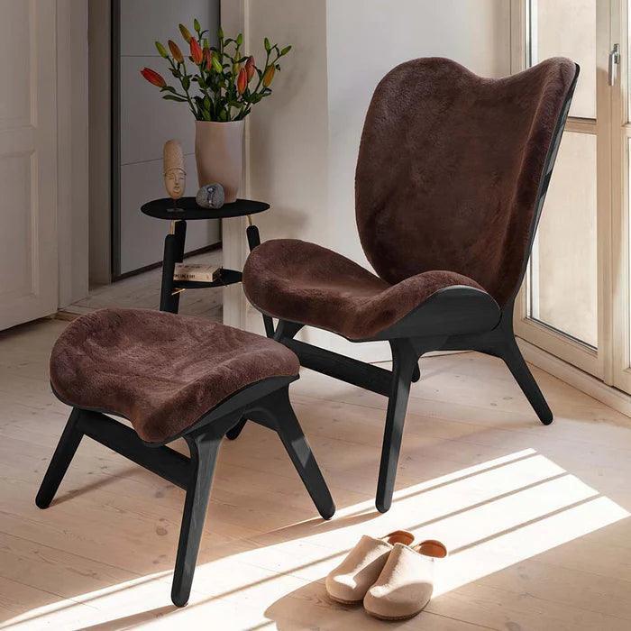 A Conversation Piece műszőrme magas fotel fekete kerettel