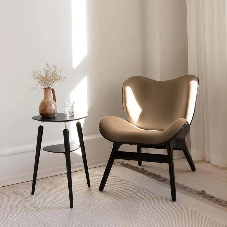 A Conversation Piece szövet fotel fekete kerettel