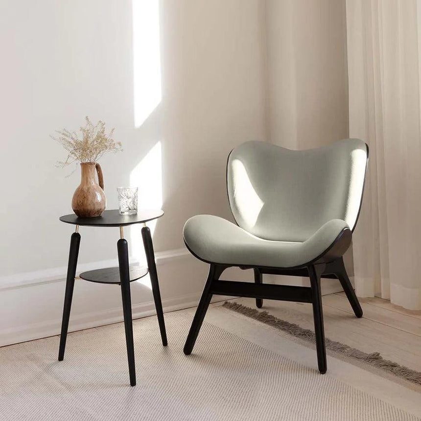 A Conversation Piece szövet fotel fekete kerettel