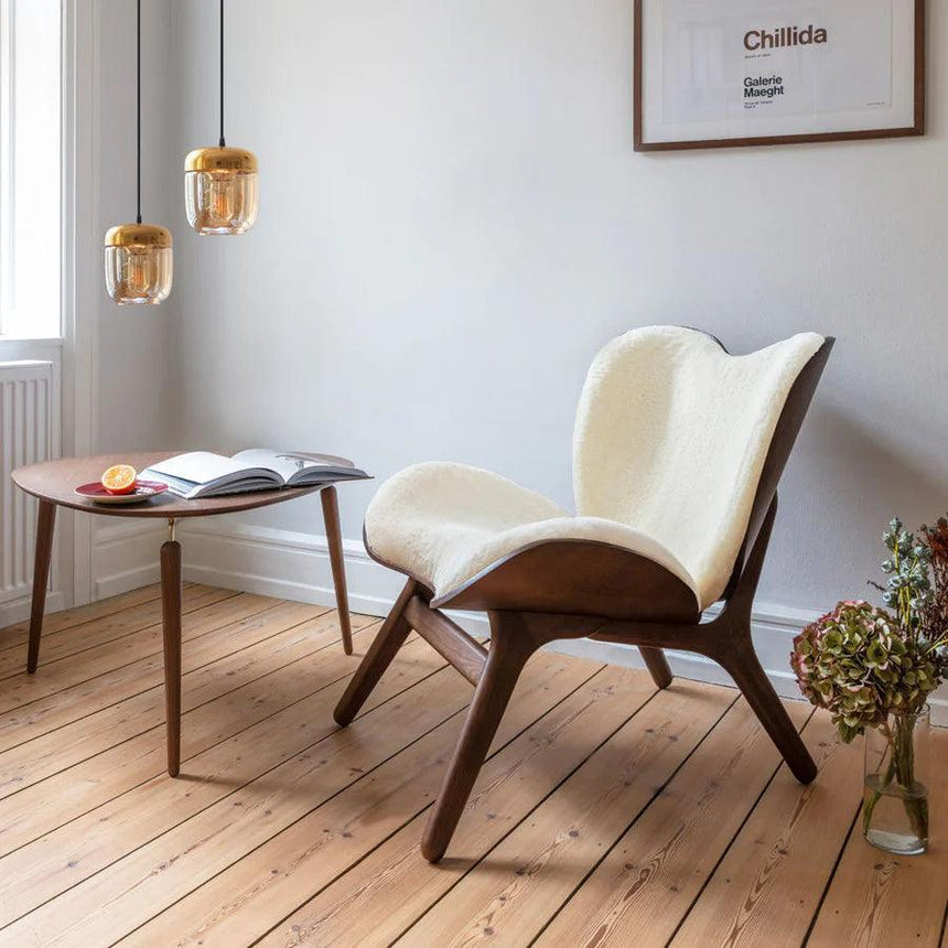 A Conversation Piece műszőrme fotel sötét kerettel