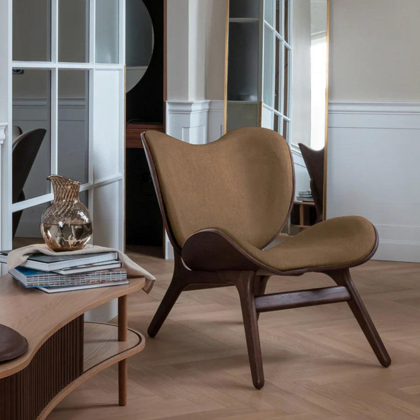 A Conversation Piece szövet fotel sötét kerettel