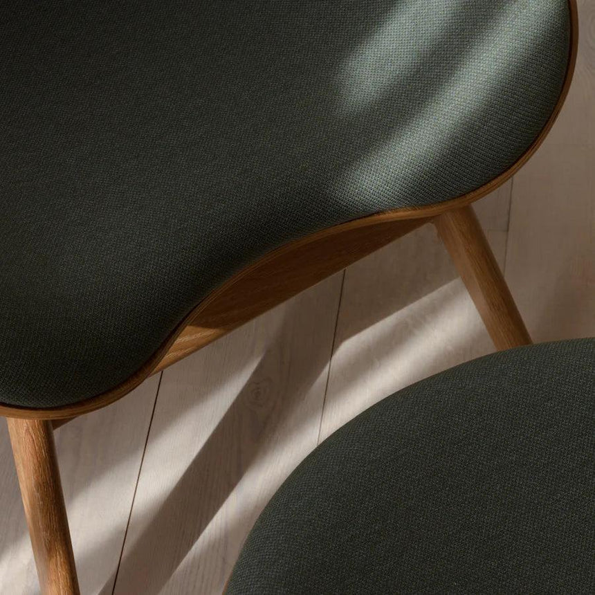 A Conversation Piece szövet fotel natúr kerettel