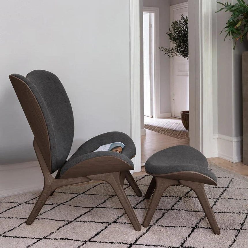 A Conversation Piece szövet magas fotel sötét kerettel