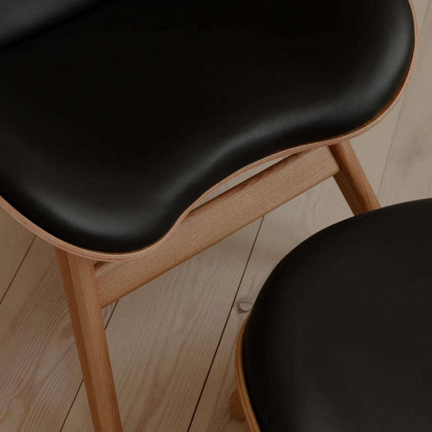 A Conversation Piece bőr magas fotel natúr kerettel