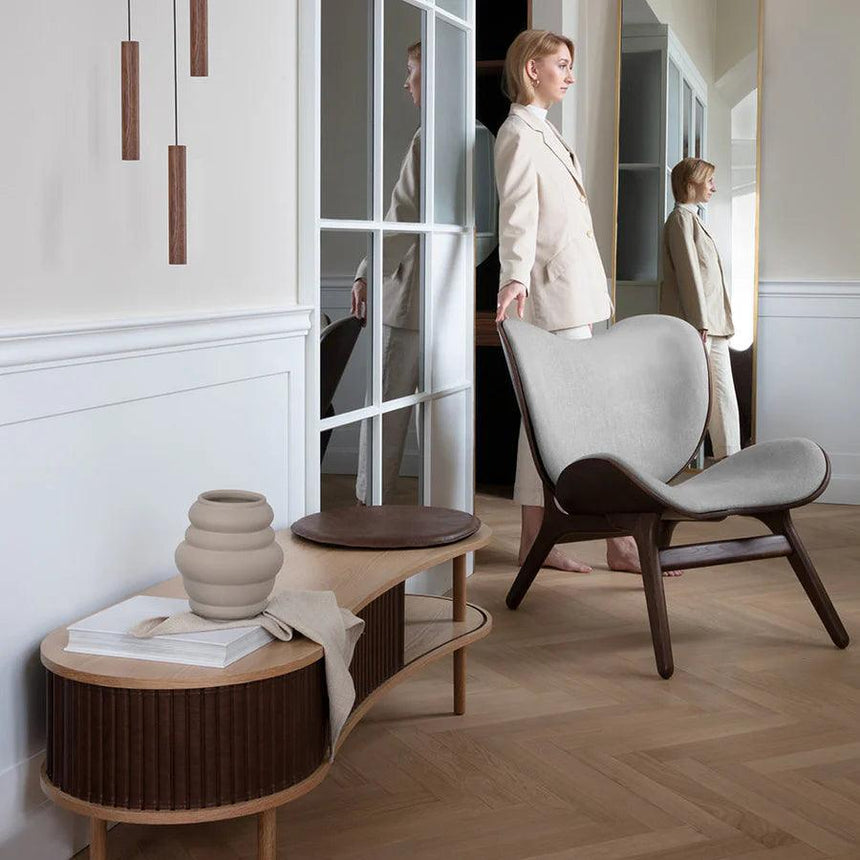 A Conversation Piece szövet fotel sötét kerettel