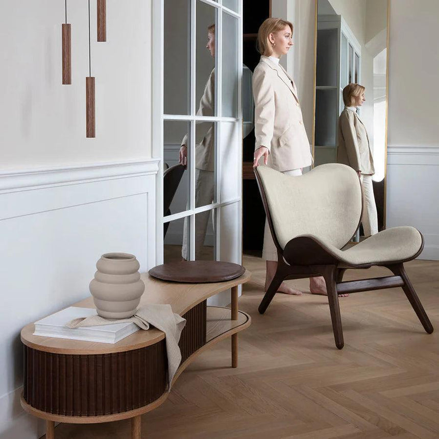 A Conversation Piece szövet fotel sötét kerettel