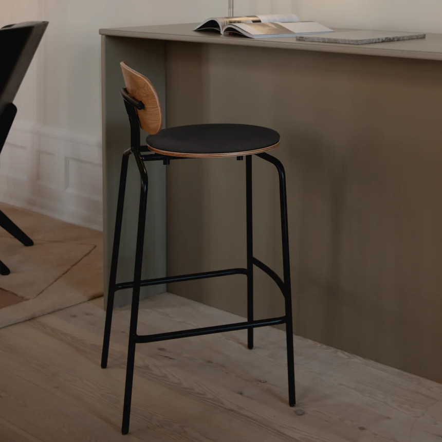 Curious fa bárszék szövet párnával fekete lábbal