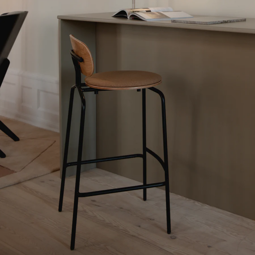 Curious fa bárszék szövet párnával fekete lábbal