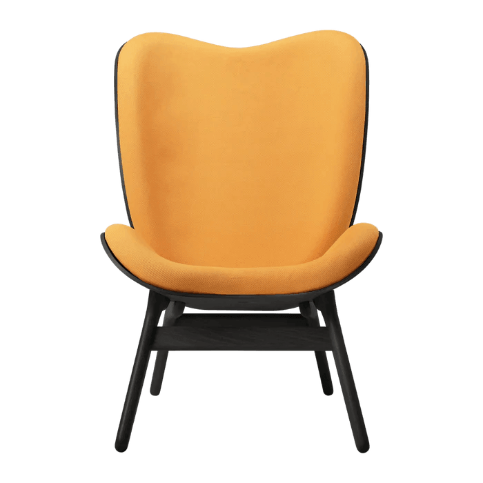 A Conversation Piece szövet magas fotel fekete kerettel