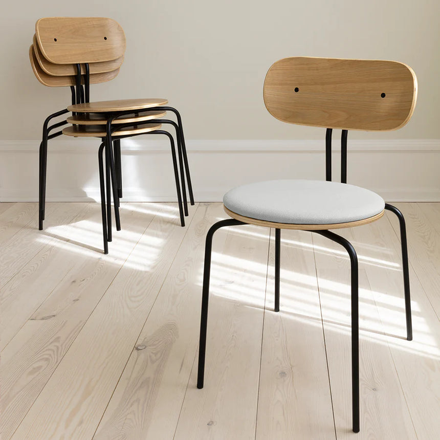 Curious fa szék szövet párnával fekete lábbal