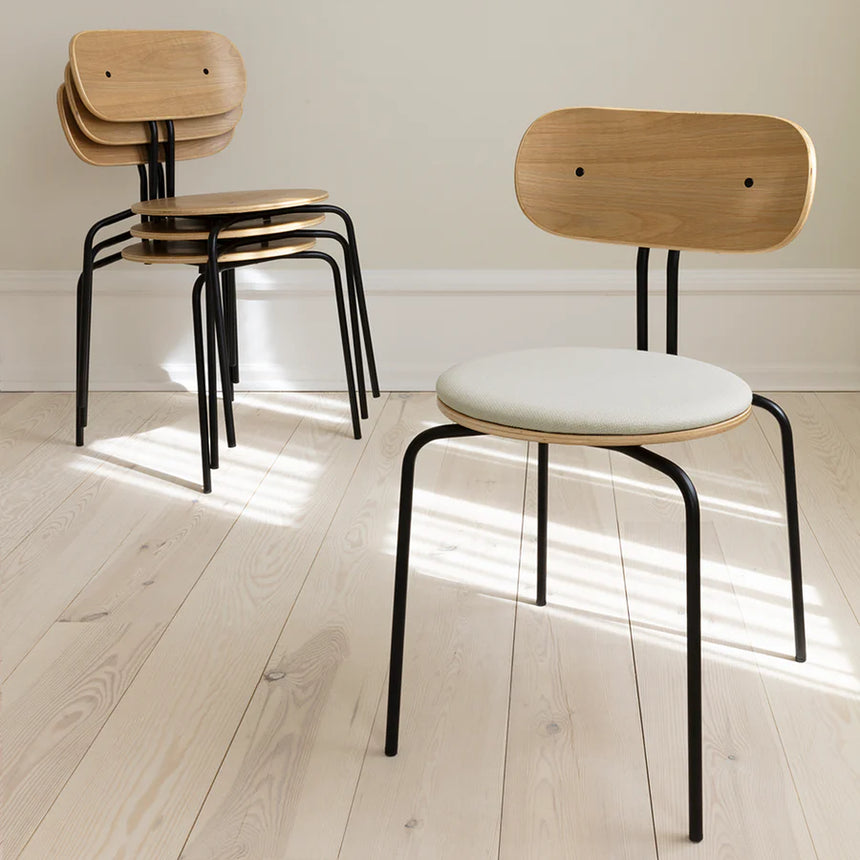 Curious fa szék szövet párnával fekete lábbal