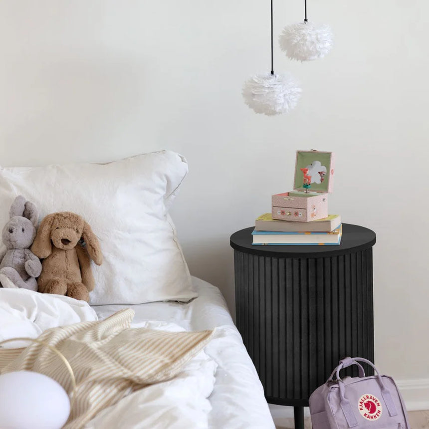 Audacious fa éjjeliszekrény fekete kerettel textilbőr ajtóval