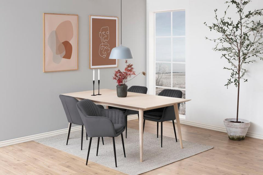 Emilia velvet chair with black legs