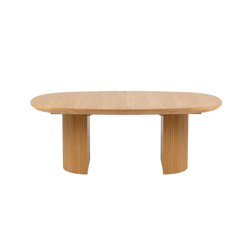 Nido extendable wooden dining table with natural legs