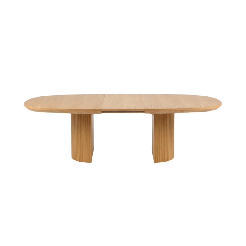 Nido extendable wooden dining table with natural legs