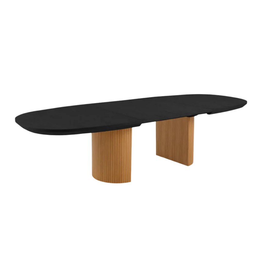 Nido extendable wooden dining table with natural legs