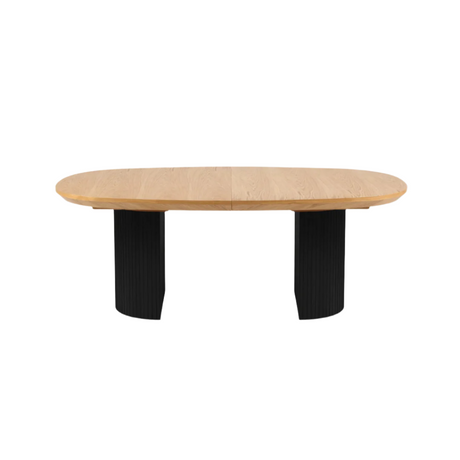 Nido extendable wooden dining table with black legs