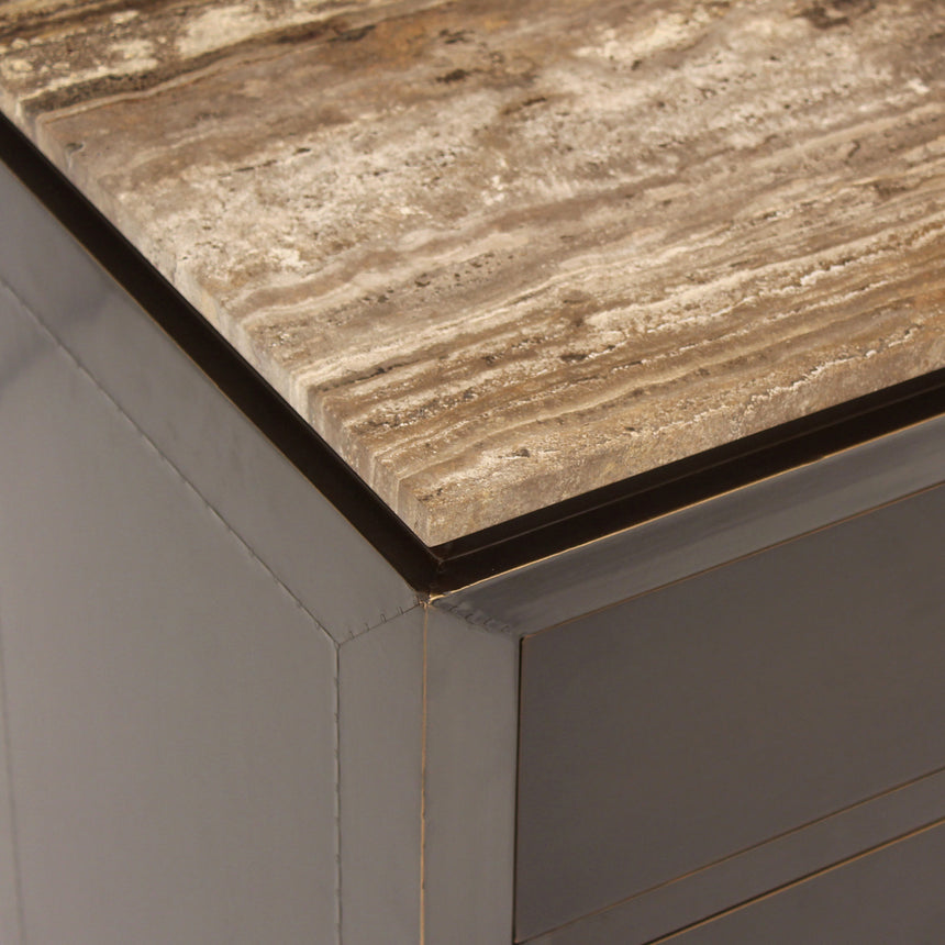 Russo éjjeliszekrény – Travertin mészkő fedlappal és sárgaréz bevonattal