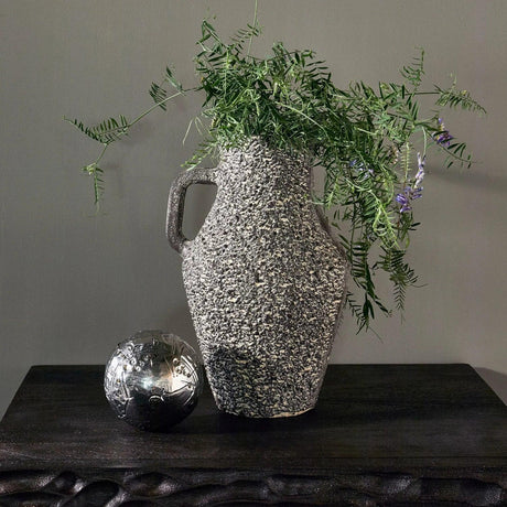 Tabia metal vase