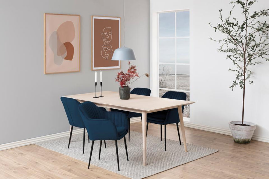 Emilia velvet chair with black legs