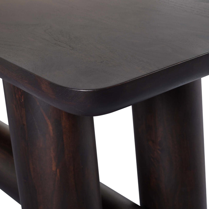 Menara bárpult – Impozáns akácfa design