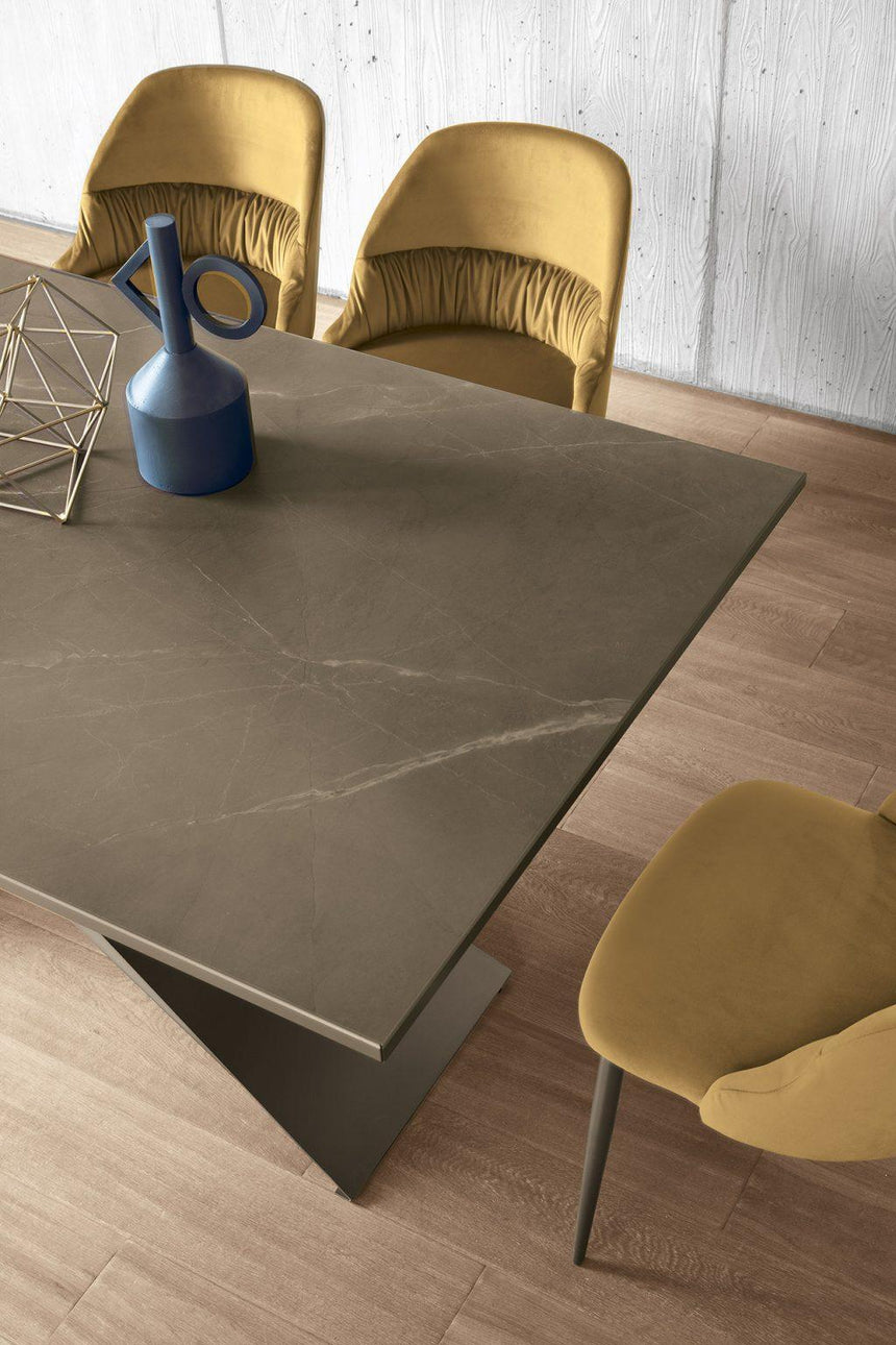 Arcus dining table