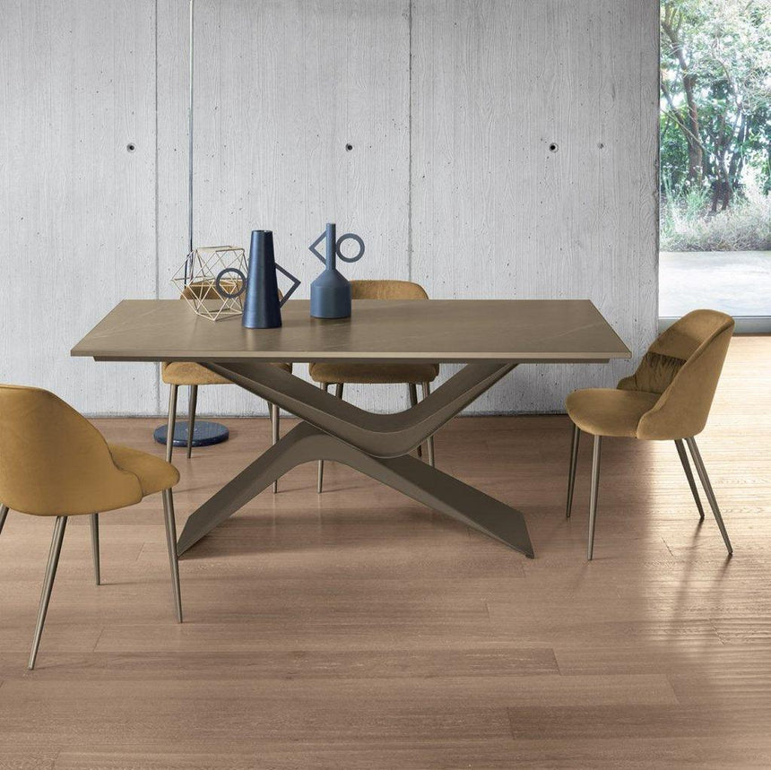 Arcus dining table