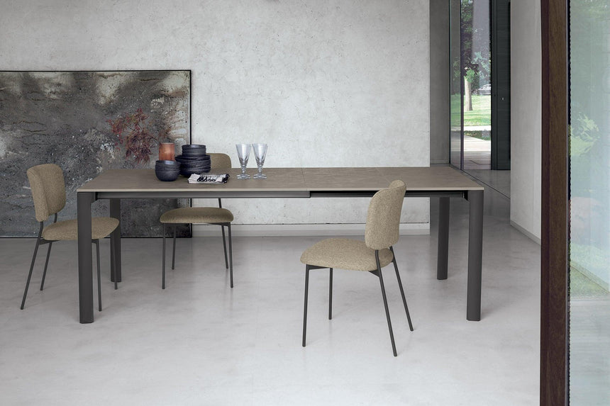 Podio dining table