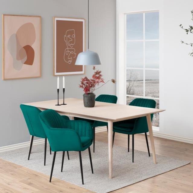 Emilia velvet chair with black legs