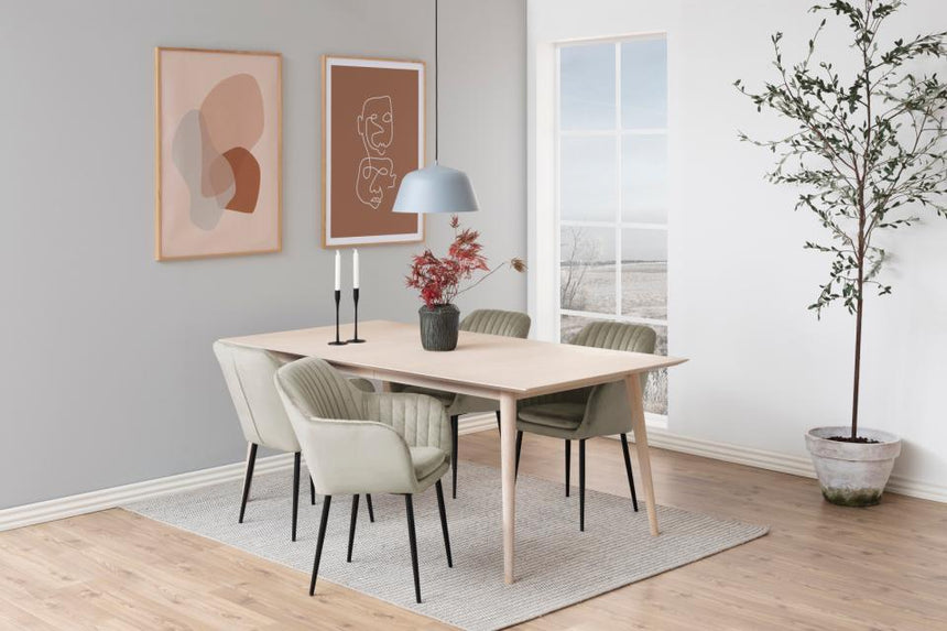 Emilia velvet chair with black legs