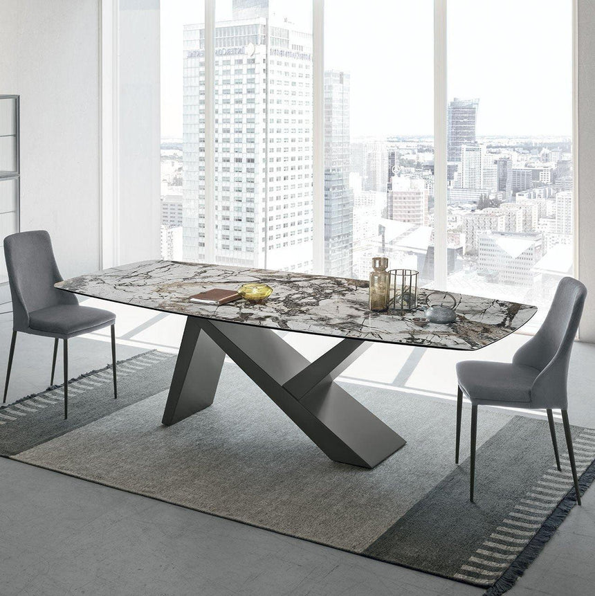 Ikarus dining table